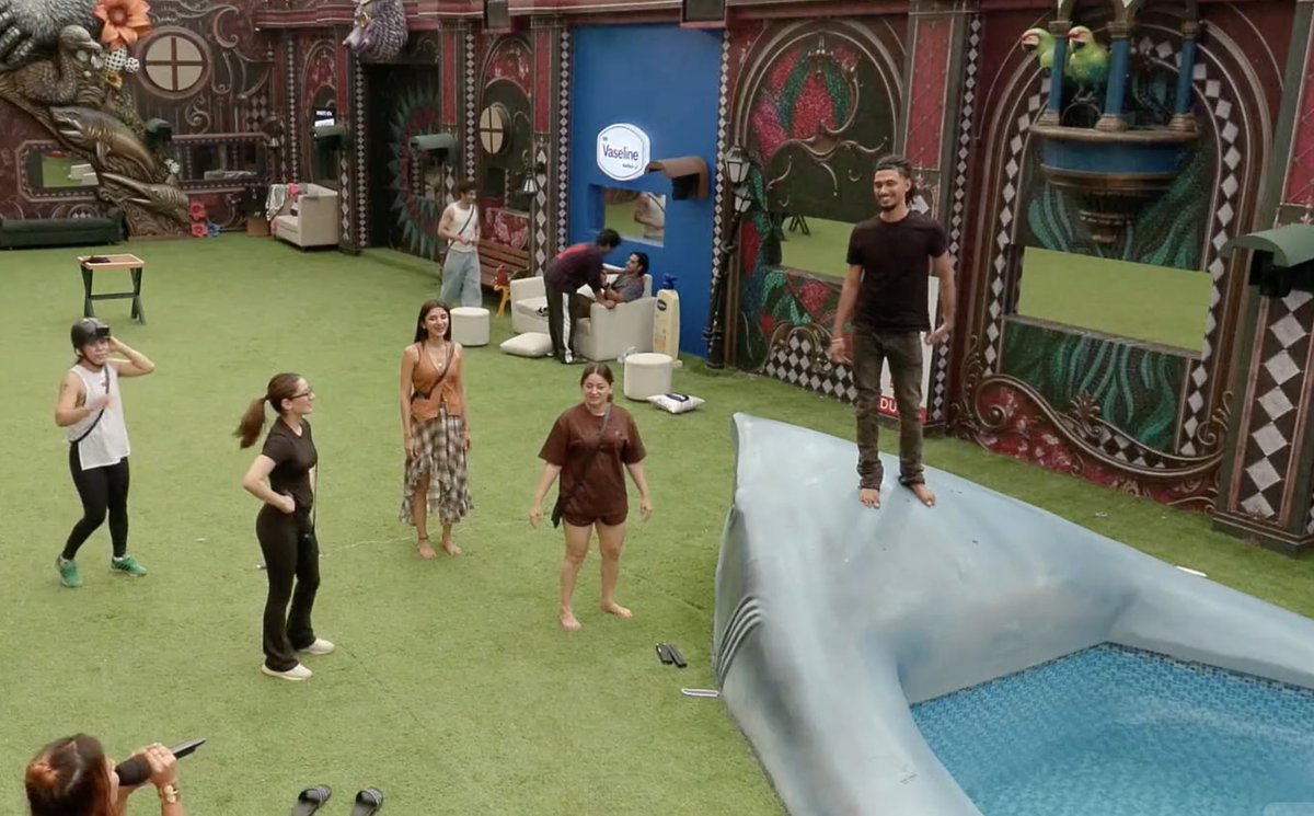 beingrachit_'s tweet photo. here, in bg: qazi is clearly showing his displeasure to scout "paiir touch karwaye thats against my will" correct me if i'm wrong, but in his religion touching feet of ppl isnt allowed.. so crazyy respect for qazi how he did this task without any tantrum 🙌👍
#BiggBoss20 https://t.co/42sTlEEWSp