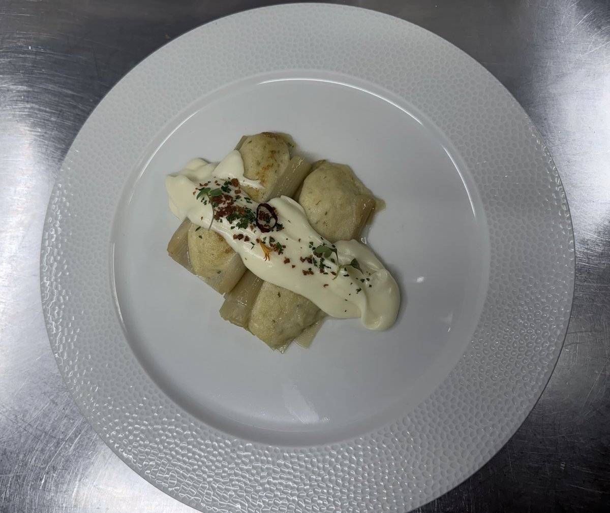 RteTrueba's tweet photo. Puerros confitados en aceite con brandada de bacalao y su pil pil. On egin!!! https://t.co/ENv67Kb5mi