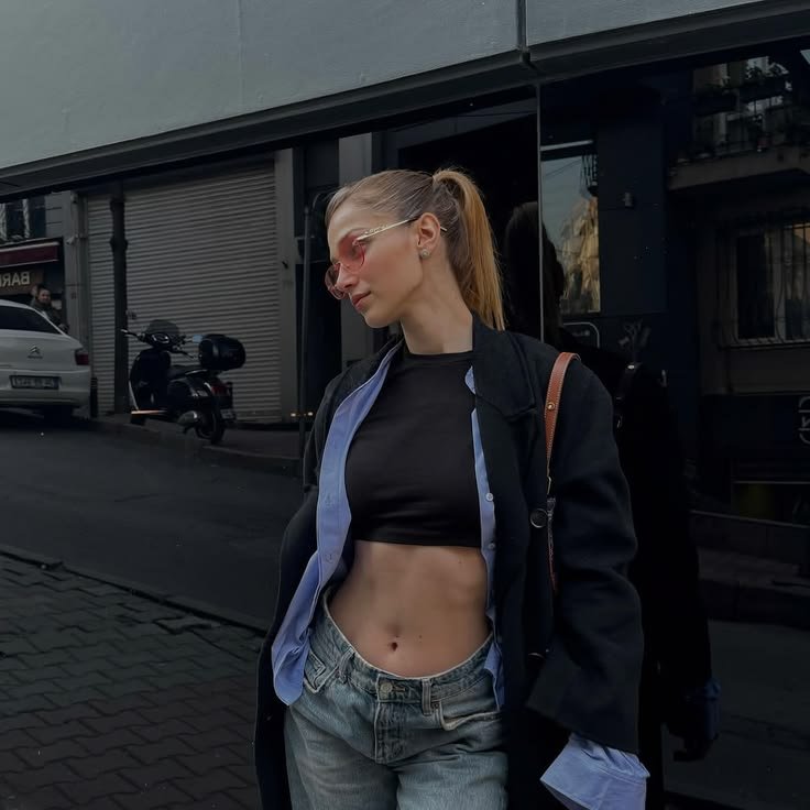moounrh's tweet photo. Biri yazmış kombin tesadüf mü dkfhdjkdkdkd çığlık atacağım ya sadece helin mi böyle giyinebiliyo nolur telefon elinizden bırakın ders çalışmaya falan gidin çünkü çocuk oldunuz çok belli https://t.co/R87Prscrck
