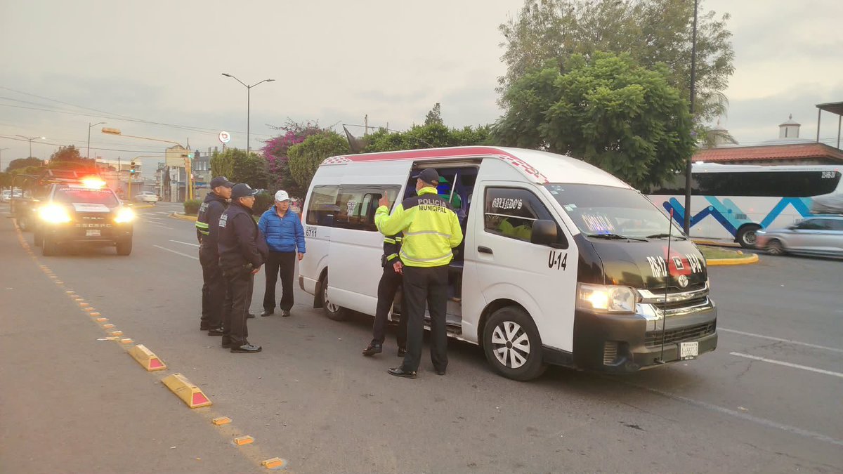 TonantzinFdz's tweet photo. ¡Tu seguridad 🫶🏼 en cada trayecto es nuestra prioridad! 

Implementamos el 🚨Operativo Pasajero Seguro en la Av. 12 Poniente para supervisar las unidades de 🚌 transporte público. 

Pensamos en todas las personas que madrugan y regresan tarde a casa en camión o combi; queremos que ✅ viajen tranquilas y con la certeza de que estamos vigilando las calles.