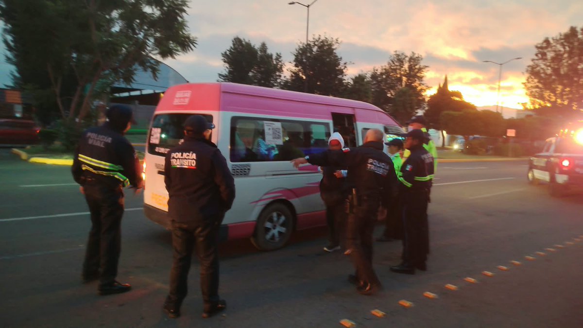 TonantzinFdz's tweet photo. ¡Tu seguridad 🫶🏼 en cada trayecto es nuestra prioridad! 

Implementamos el 🚨Operativo Pasajero Seguro en la Av. 12 Poniente para supervisar las unidades de 🚌 transporte público. 

Pensamos en todas las personas que madrugan y regresan tarde a casa en camión o combi; queremos que ✅ viajen tranquilas y con la certeza de que estamos vigilando las calles.