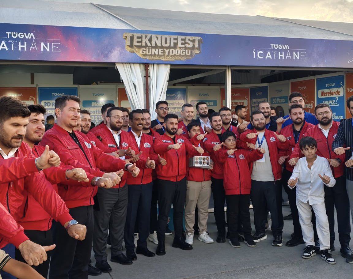 tugvaankara's tweet photo. TÜGVA Ankara olarak Şanlıurfa’da gerçekleştirilen TEKNOFEST’te yerimizi aldık! 🚀🇹🇷

Büyük emek ve azimle mücadele eden takımımızın finale kalmasının gururunu ve heyecanını yaşıyoruz.

Gençlerimizin teknolojiye, bilime ve üretmeye olan ilgisini desteklemeye devam ediyoruz. https://t.co/MORpST7gii