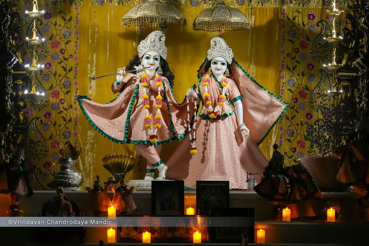 VCMVrindavan's tweet photo. Tonight's Shayana Darshan of Sri Radha Vrindavanchandra - 01 Oct 2026 

#vrindavan #vrindavanchandrodayamandira #Krishna #Radha https://t.co/WM5tQeuce1