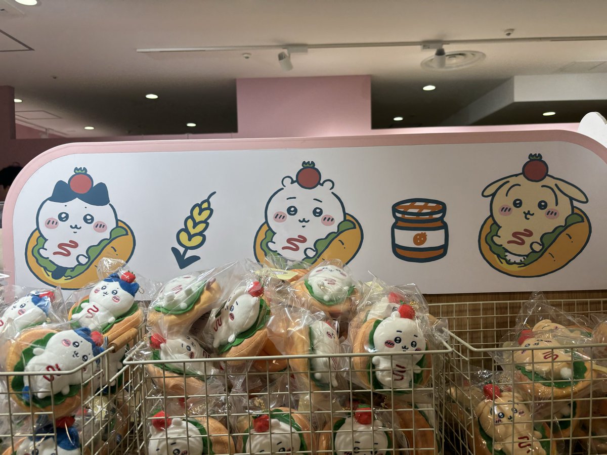 dotabata_bataco's tweet photo. 都民の日
お子がクレープ食べたいから原宿行きたいって!!初らんど原宿。新宿より在庫良き!!!!ベーカリーのグッズがラフォーレで買えると知り、行くよねー。可愛すぎて無理。お子はスタッフだけど、ホットドッグ？可愛いくない？日付変わって今日再び原宿へ。
#ちいかわ
#ちい活
#ちいかわベーカリー https://t.co/hpA4zA3Ss6