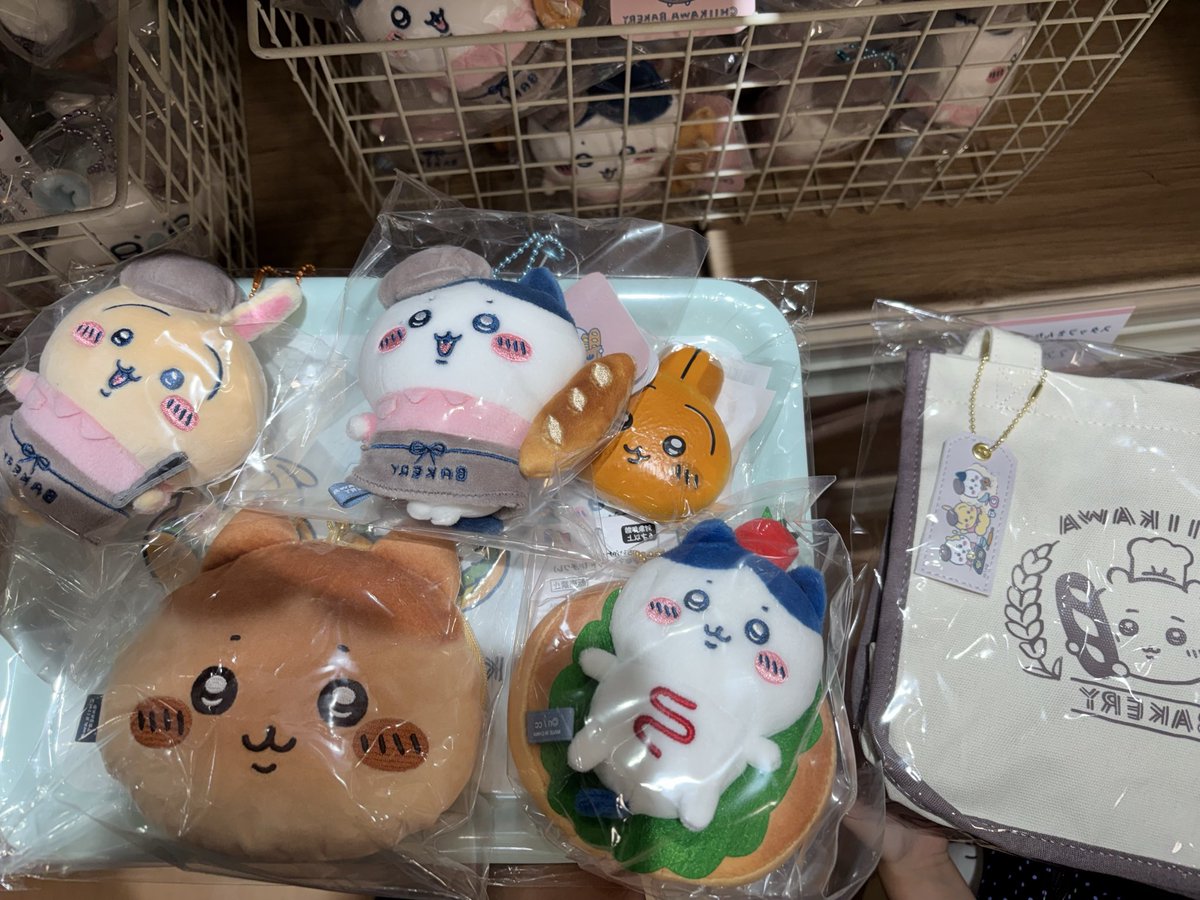 dotabata_bataco's tweet photo. 都民の日
お子がクレープ食べたいから原宿行きたいって!!初らんど原宿。新宿より在庫良き!!!!ベーカリーのグッズがラフォーレで買えると知り、行くよねー。可愛すぎて無理。お子はスタッフだけど、ホットドッグ？可愛いくない？日付変わって今日再び原宿へ。
#ちいかわ
#ちい活
#ちいかわベーカリー https://t.co/hpA4zA3Ss6