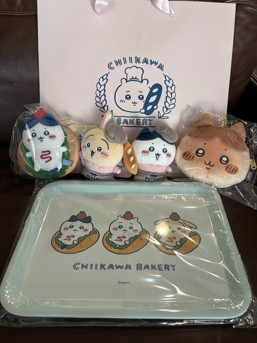 dotabata_bataco's tweet photo. 都民の日
お子がクレープ食べたいから原宿行きたいって!!初らんど原宿。新宿より在庫良き!!!!ベーカリーのグッズがラフォーレで買えると知り、行くよねー。可愛すぎて無理。お子はスタッフだけど、ホットドッグ？可愛いくない？日付変わって今日再び原宿へ。
#ちいかわ
#ちい活
#ちいかわベーカリー https://t.co/hpA4zA3Ss6