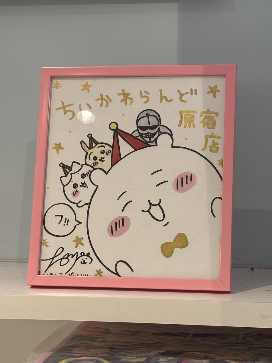 dotabata_bataco's tweet photo. 都民の日
お子がクレープ食べたいから原宿行きたいって!!初らんど原宿。新宿より在庫良き!!!!ベーカリーのグッズがラフォーレで買えると知り、行くよねー。可愛すぎて無理。お子はスタッフだけど、ホットドッグ？可愛いくない？日付変わって今日再び原宿へ。
#ちいかわ
#ちい活
#ちいかわベーカリー https://t.co/hpA4zA3Ss6