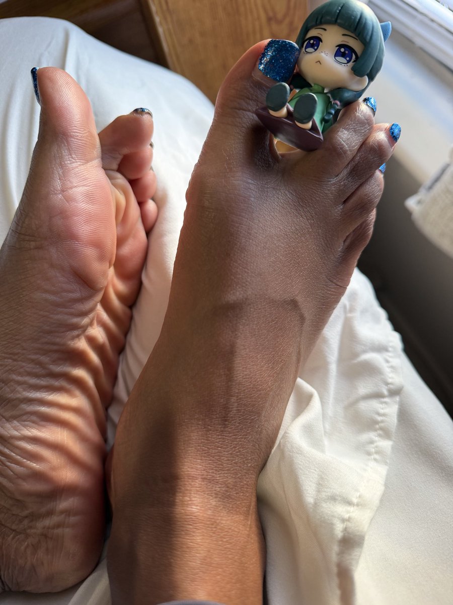 CutieSenpai91's tweet photo. VC of my feet while we talk anime? 👀💙💛🥰 #animefeet #animetoes #soles #ebonysoles #wrinkledsoles #ebonytoes #yellowtoenails #bluetoenails #feetworshi̇p #FeetCreators https://t.co/bECFu0MeDn