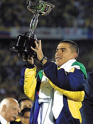JohanMV's tweet photo. Víctor Hugo Aristizabal Posada, antioqueño, máximo goleador de Nacional en su historia con 206 goles, histórico en Brasil, campeón y goleador de Colombia en su única Copa América, ganador de 5 ligas colombianas y campeón internacional con el verde venciendo en la final al rival más odiado.

No me comparen a esa verdadera leyenda del fútbol colombiano, con un tipo que le dio miedo cobrar un penal contra Atlético Paranaense y les hizo perder la única miserable final internacional que jugaron en su historia. Incomparables.