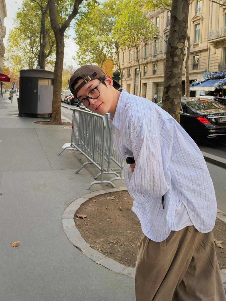 only4tjwy's tweet photo. 날씨 진짜 좋아보인다☀️
파리랑 미남의 콜라보 역시 최고임

WELCOME KIM YOON SIK TO PARIS
#YOONSIKPFWSS27
#KIMYOONSIKINPARIS https://t.co/tjY4olZ3Mj
