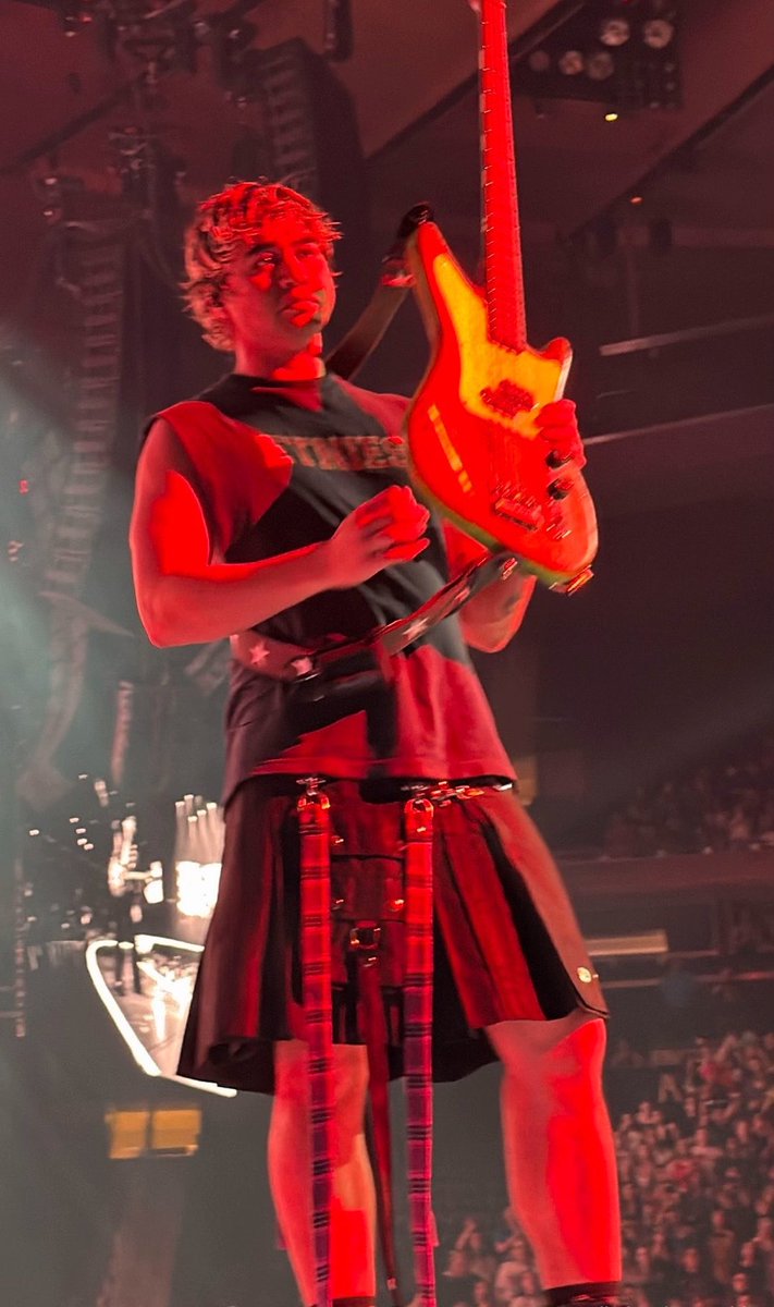 dylfcalum's tweet photo. this photo of calum i’m SICK https://t.co/qC7LFxnxOt