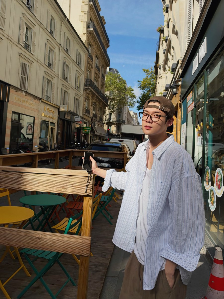 only4tjwy's tweet photo. 날씨 진짜 좋아보인다☀️
파리랑 미남의 콜라보 역시 최고임

WELCOME KIM YOON SIK TO PARIS
#YOONSIKPFWSS27
#KIMYOONSIKINPARIS https://t.co/tjY4olZ3Mj