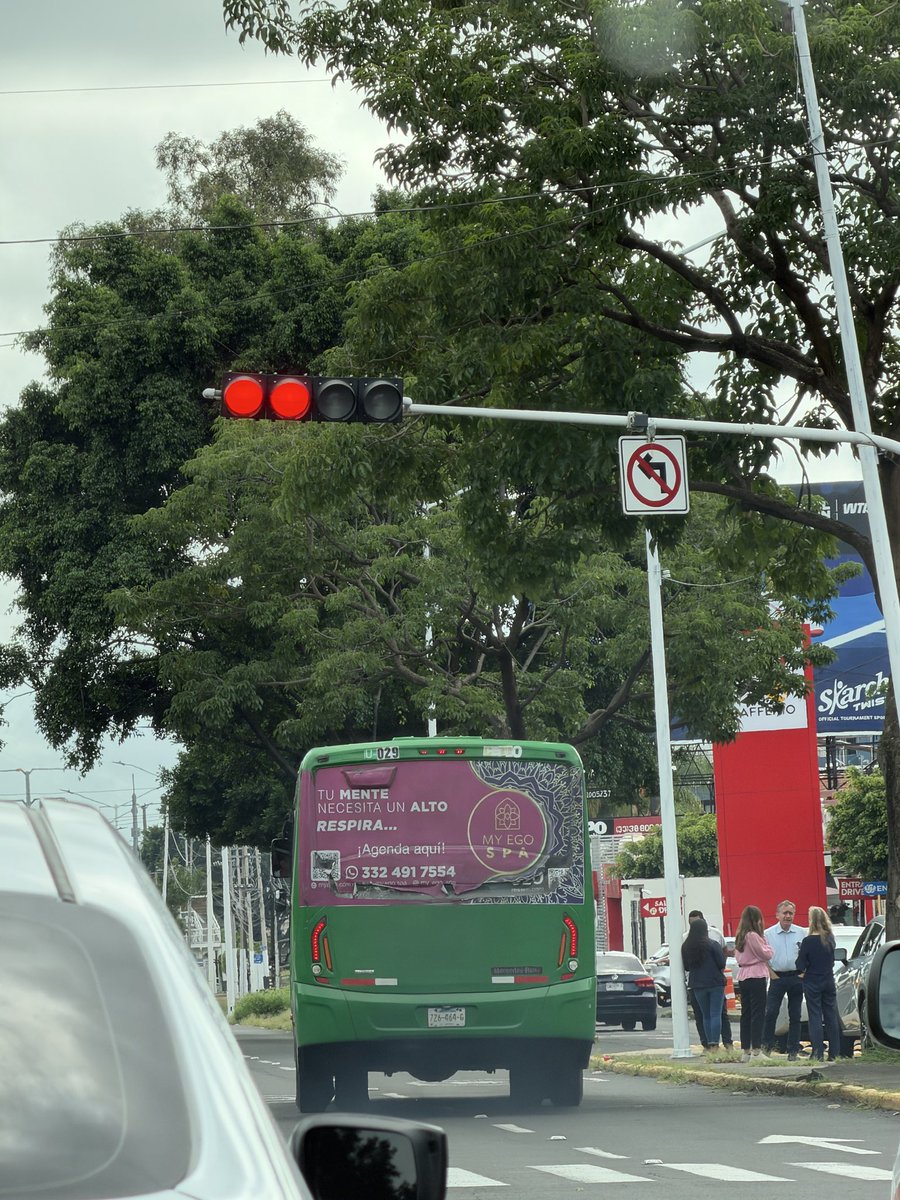 Angie34832's tweet photo. @Trafico_ZMG  este camión se anda pasando los rojos y anda bajando personas en lugares que no corresponden https://t.co/PJtdDWDH3A