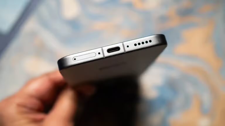 Afritechcon's tweet photo. vivo X300 Pro Review: A Camera Flagship Built Around a 200MP Telephoto.

vivo X300 Pro review covering its 200MP ZEISS telephoto camera, Dimensity 9500 performance, AMOLED display, battery and price.

Read more: https://t.co/pJgNoD6jPb
#vivo #camera #battery #AI https://t.co/15gQH6GAwk