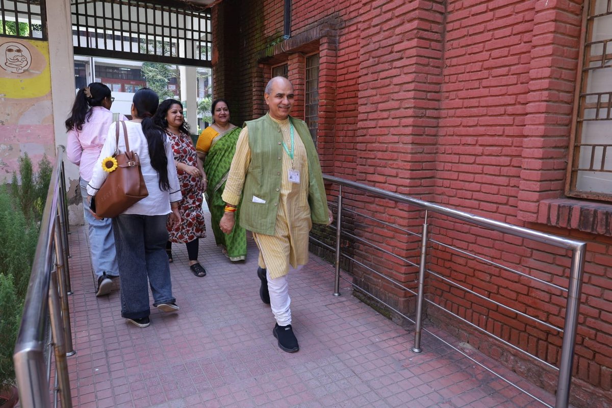 kpsingh330's tweet photo. Glimpses from the Gandhi Study Circle of Vivekananda College University of Delhi, during the pre-Gandhi Jayanti celebrations.

It was a privilege to join the programme as the Chief Guest and share my views आहार, आचरण और अध्यात्म जीवन की पूँजी! It was a very inspiring and mesmerizing experiences to had a vibrant interactions with women minds who are the shaper and future of country. 

My heartfelt gratitude and sincere thanks to Prof Pinki Maurya  ji   Principal, Vivekanand College, and Dr. Babita   ji, Convenor, Gandhi Study Circle, for the invite and heartfelt hospitality.