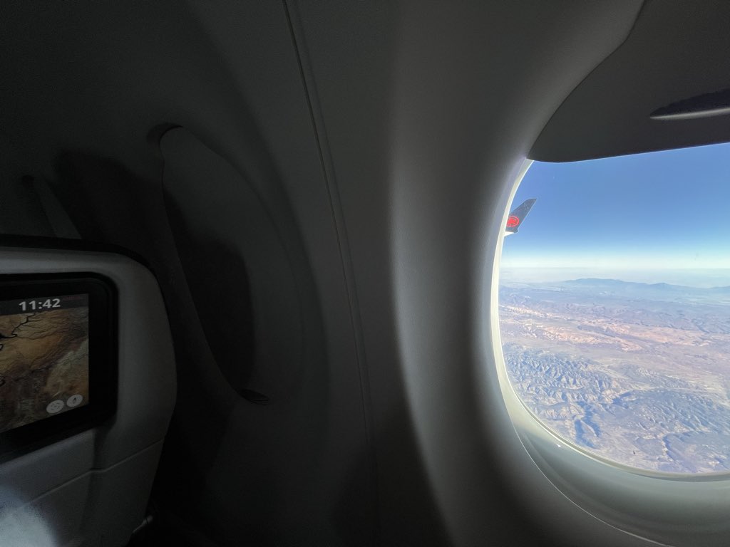 zachwdl's tweet photo. me on a flight vs my neighbours https://t.co/1ryi3kjDsw