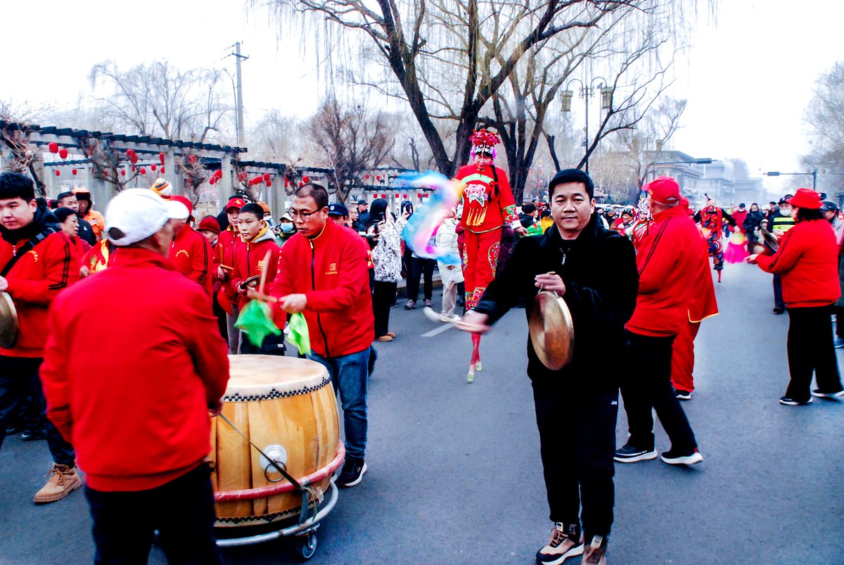 b_woodfi_57_a9a's tweet photo. [Lujialang brings fresh vibes to today's street market, super fun to watch!]， https://t.co/FDVPFUSvB8