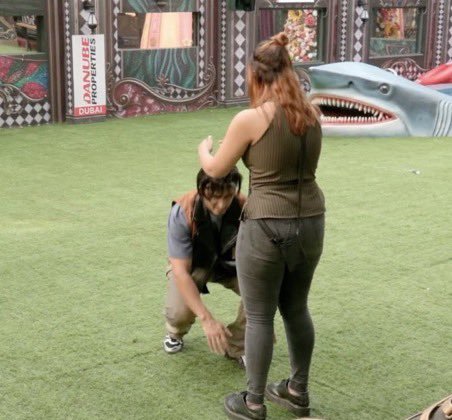 Im_AYAANBB13_'s tweet photo. THE REASON WHY I CHOOSE TO SUPOORT THIS MAN ❤️🙏🏻

Rihiti: Abused His Mother &amp; Father

Kanika : Characte Assassination 💔

Yet, Qazi has shown what a pure hearted person he Truly is. ❤️

THIS MAN >>>> 

#BiggBoss20 #QaziTouqeer https://t.co/kMa6QDNJEd