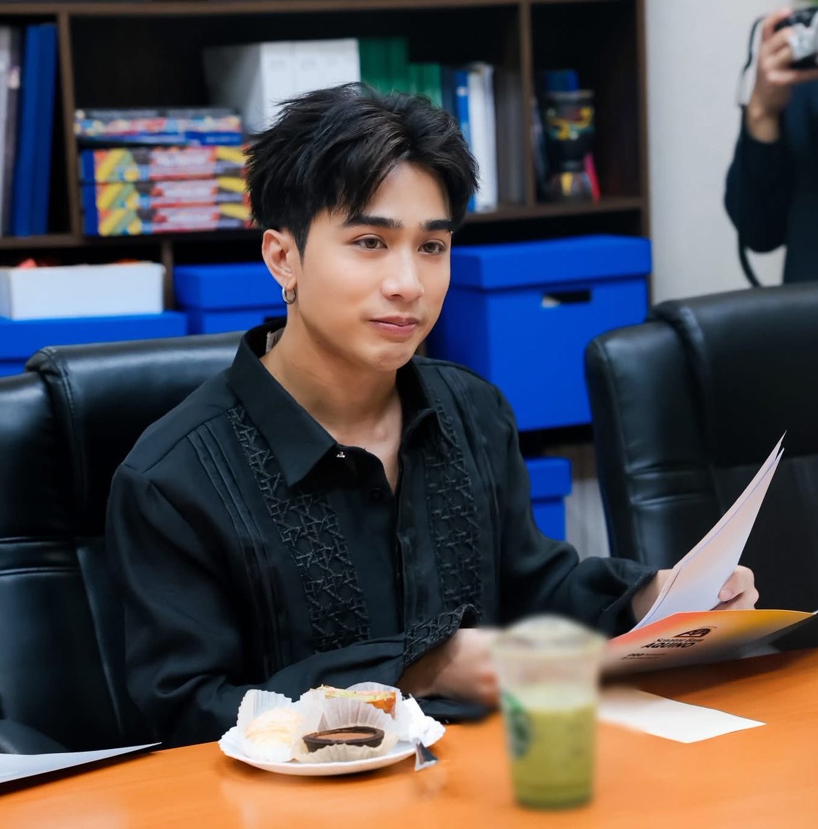 MaurupokayJosh's tweet photo. May dalang laptop, prepared a presentation, tapos naka suit pa yan siya. 
I love it when my faves does something good with so much passion 🥹 https://t.co/eZ89mpq11O