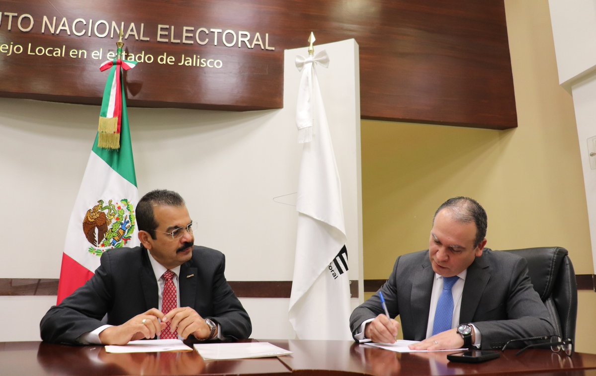 INEJALISCO's tweet photo. El Mtro. Joaquín Rubio Sánchez, Vocal Ejecutivo de la Junta Local del INE en Jalisco, entrega la Constancia de Designación como Consejero Presidente del Instituto Electoral y de Participación Ciudadana en Jalisco
@iepcjalisco al Dr. Ernesto Santana Bracamontes. ✍️ https://t.co/mHmdxDYhY6