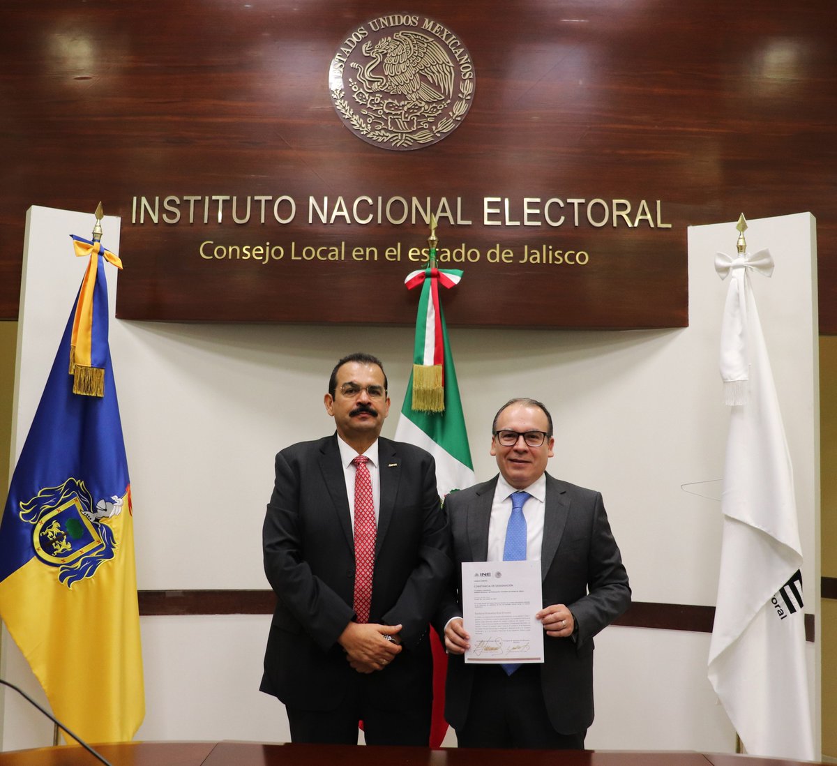INEJALISCO's tweet photo. El Mtro. Joaquín Rubio Sánchez, Vocal Ejecutivo de la Junta Local del INE en Jalisco, entrega la Constancia de Designación como Consejero Presidente del Instituto Electoral y de Participación Ciudadana en Jalisco
@iepcjalisco al Dr. Ernesto Santana Bracamontes. ✍️ https://t.co/mHmdxDYhY6