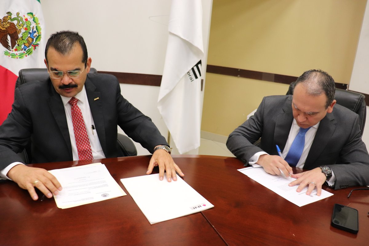 INEJALISCO's tweet photo. El Mtro. Joaquín Rubio Sánchez, Vocal Ejecutivo de la Junta Local del INE en Jalisco, entrega la Constancia de Designación como Consejero Presidente del Instituto Electoral y de Participación Ciudadana en Jalisco
@iepcjalisco al Dr. Ernesto Santana Bracamontes. ✍️ https://t.co/mHmdxDYhY6