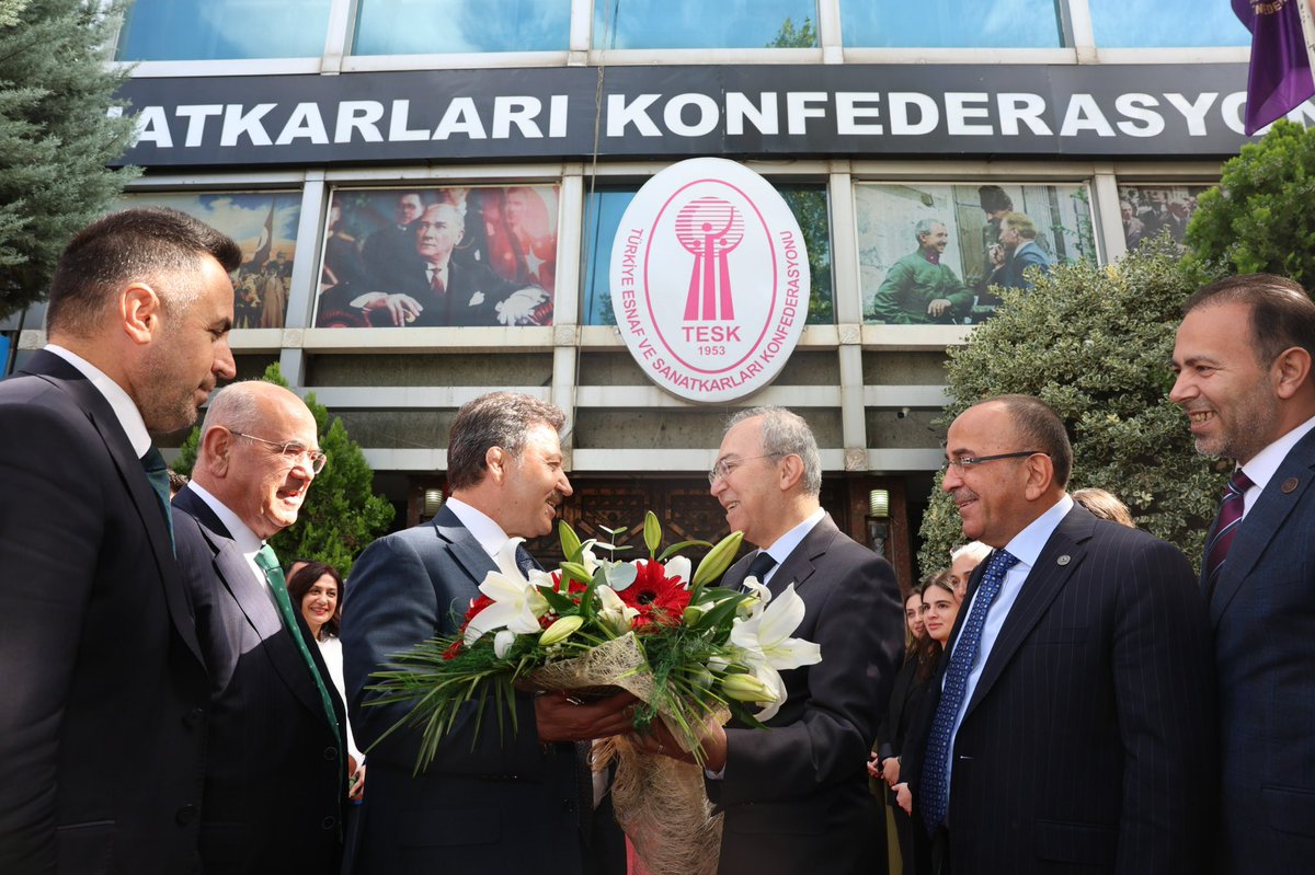 MehmetYiginer's tweet photo. Türkiye Esnaf ve Sanatkarları Konfederasyonu Genel Başkanlığına seçilmem dolayısıyla, Genel Merkezimiz girişinde bizleri karşılayarak hayırlı olsun dileklerini ileten TESK personelimize teşekkür ediyorum.

Şimdi; esnaf ve sanatkarlarımız için yeni bir vizyon ortaya koyma, daha dinamik bir çalışma anlayışıyla hareket etme, hizmet ve eser üretme zamanı.

Hep birlikte yorulmadan, azim ve kararlılıkla çalışacağız.
