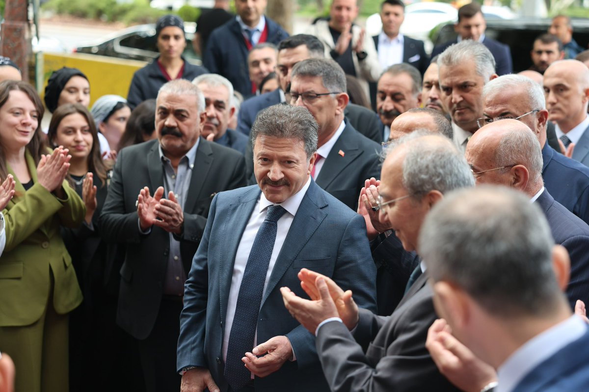 MehmetYiginer's tweet photo. Türkiye Esnaf ve Sanatkarları Konfederasyonu Genel Başkanlığına seçilmem dolayısıyla, Genel Merkezimiz girişinde bizleri karşılayarak hayırlı olsun dileklerini ileten TESK personelimize teşekkür ediyorum.

Şimdi; esnaf ve sanatkarlarımız için yeni bir vizyon ortaya koyma, daha dinamik bir çalışma anlayışıyla hareket etme, hizmet ve eser üretme zamanı.

Hep birlikte yorulmadan, azim ve kararlılıkla çalışacağız.