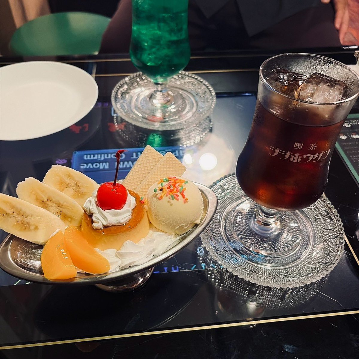 L4NDMVRKS's tweet photo. 石巻にある喫茶ジジホウダンさんへ
インスタで見かけてから気になってたから来れて良かった☺️️
ジジクリームソーダはバニラアイスが逆さまに乗っていてビジュがすごかった笑
アーケードテーブルに2人で横並びに座ってスペースインベーダーできたの嬉しかった😆️
またお邪魔したい👏️ https://t.co/IK1dHGyhIh