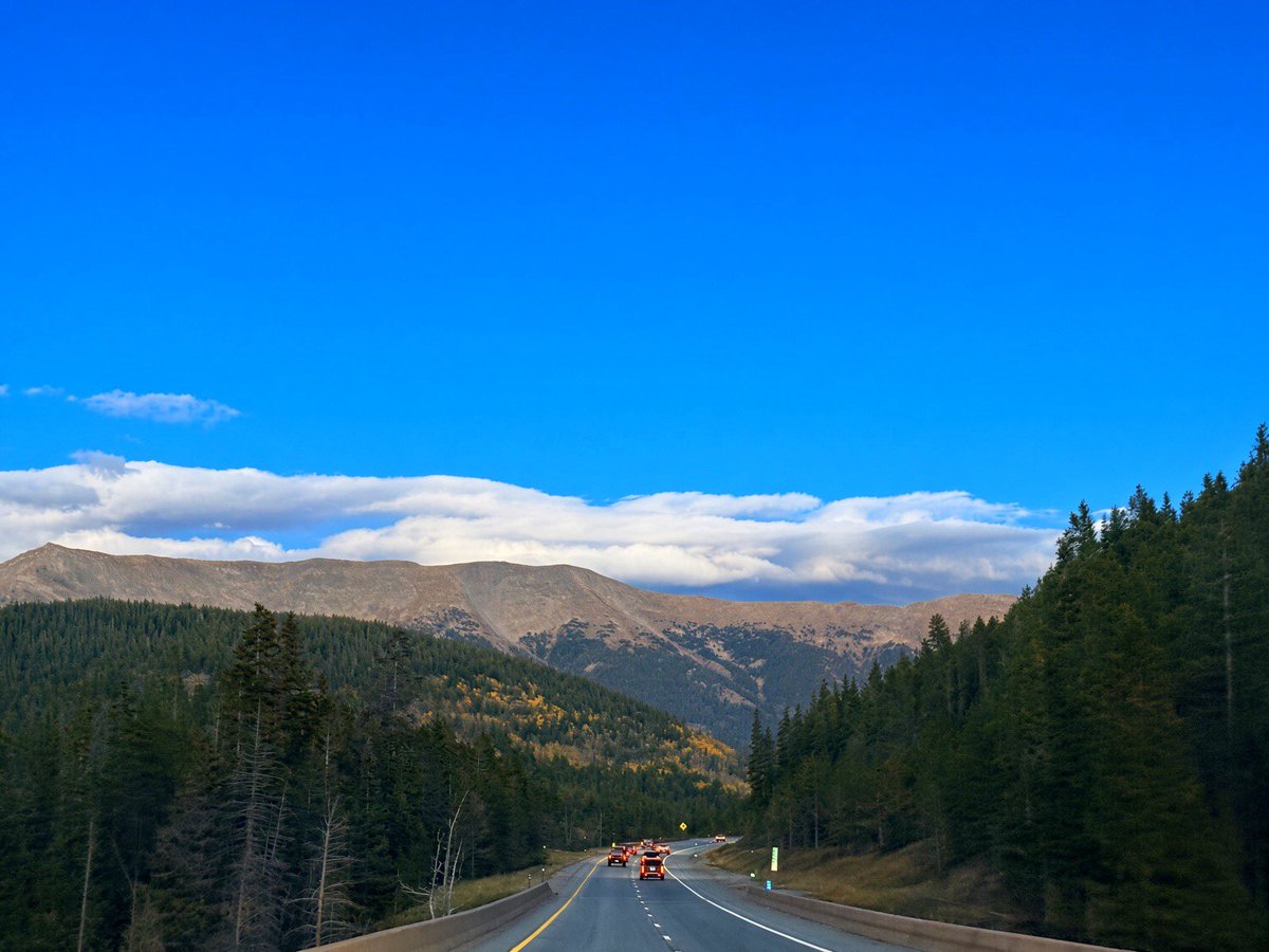 Thru_J_Eyes's tweet photo. Somewhere between the pines and the peaks, the day got quieter. ✩*ೃ.⋆
#MountainDrive #OpenRoad #NatureLover #BlueSkyViews #RoadTripVibes #OneDayAtATime #Photography #BeginnersPhotography https://t.co/jphFO1LoV6
