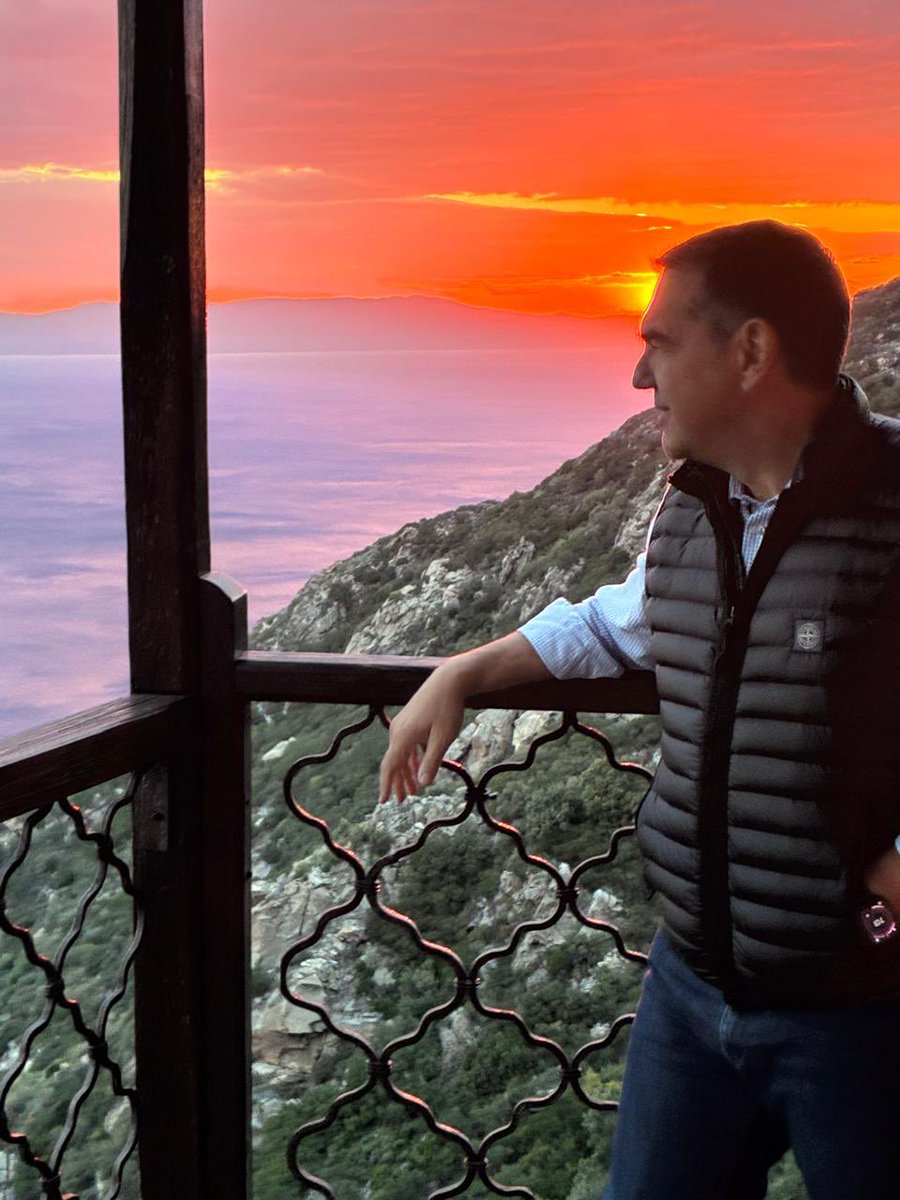 atsipras's tweet photo. «Ψέλνεις στη Σιμωνόπετρα και ακούγεται στον Άδη…»

Μια επίσκεψη στο Άγιον Όρος είναι πάντα μια ευκαιρία που δεν πρέπει να χάσεις.

Ένα ταξίδι στην ιστορία, στους πολιτιστικούς θησαυρούς που φυλάσσονται αιώνες αλλά και στο βαθύτερο νόημα της ανθρώπινης ύπαρξης. https://t.co/IQRPT2g4jH