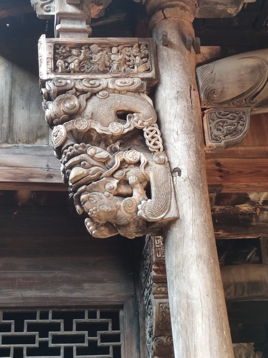 joant_node1_851's tweet photo. [Today I’m sharing a snapshot of the old ancestral hall where the clan worried about having no male heir, a scar on the wooden beam tells the hidden stories of generations.]， https://t.co/7cY7Jrx85V