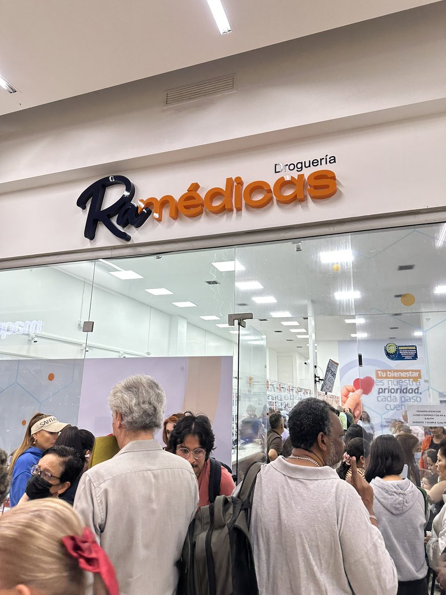 alvarogonzalezu's tweet photo. Denuncia ante @Supersalud 👇
La @sanitas_eps cambió desde hoy su dispensador de medicamentos de Cruz Verde a @ramedicas . Un fracaso total, les quedó grande. En Punto Clave Medellín los pacientes desesperados, llevan 3 ,4 horas, desorden total, ¡no hay derecho! https://t.co/2ZpwHFBORn