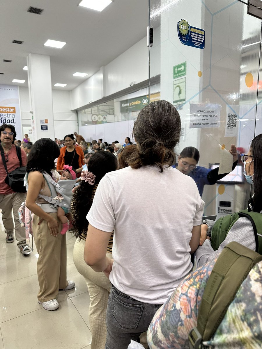 alvarogonzalezu's tweet photo. Denuncia ante @Supersalud 👇
La @sanitas_eps cambió desde hoy su dispensador de medicamentos de Cruz Verde a @ramedicas . Un fracaso total, les quedó grande. En Punto Clave Medellín los pacientes desesperados, llevan 3 ,4 horas, desorden total, ¡no hay derecho! https://t.co/2ZpwHFBORn