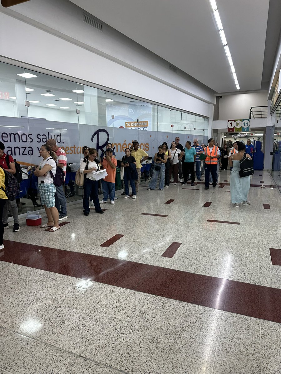 alvarogonzalezu's tweet photo. Denuncia ante @Supersalud 👇
La @sanitas_eps cambió desde hoy su dispensador de medicamentos de Cruz Verde a @ramedicas . Un fracaso total, les quedó grande. En Punto Clave Medellín los pacientes desesperados, llevan 3 ,4 horas, desorden total, ¡no hay derecho! https://t.co/2ZpwHFBORn