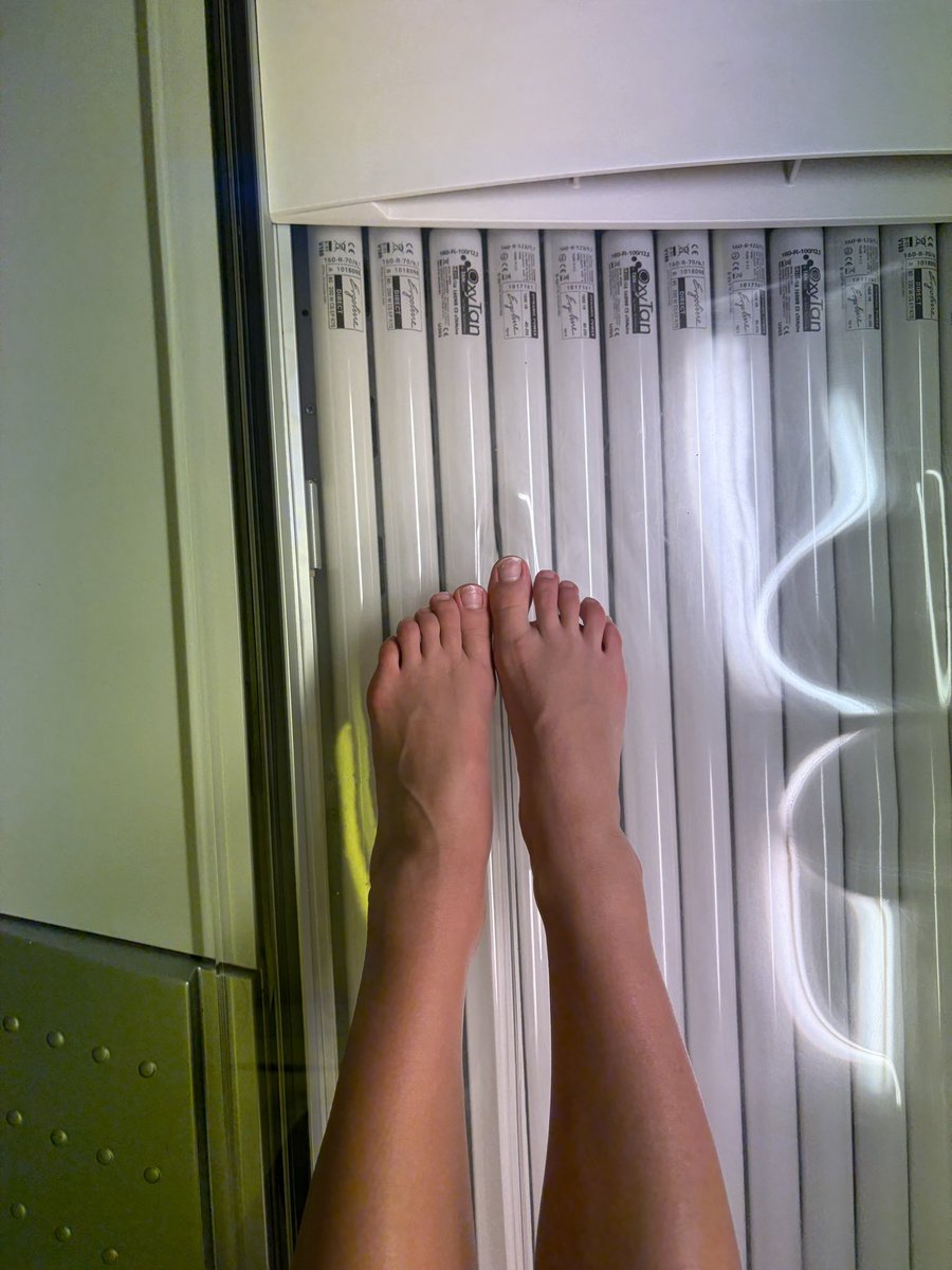 LadyMelaniax's tweet photo. Kto zwraca za solarium? 😋🏧
#findom #bankomat #blik https://t.co/efNEWsxFv4