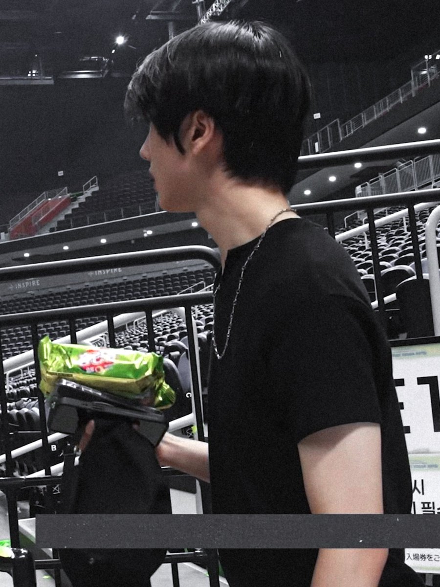 jisunqpawrk's tweet photo. jisung's girl grip 

✅ snack
✅ iphone 14 pm
✅ iphone 15 pm
✅ black cap https://t.co/ZQpFgqt0dg