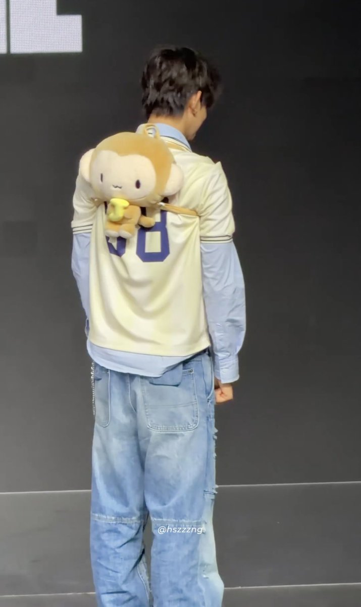 hsngpilled's tweet photo. it’s obviously too small but heeseung still happy as hell 😭 he’s too cute https://t.co/vez7kaBPXt