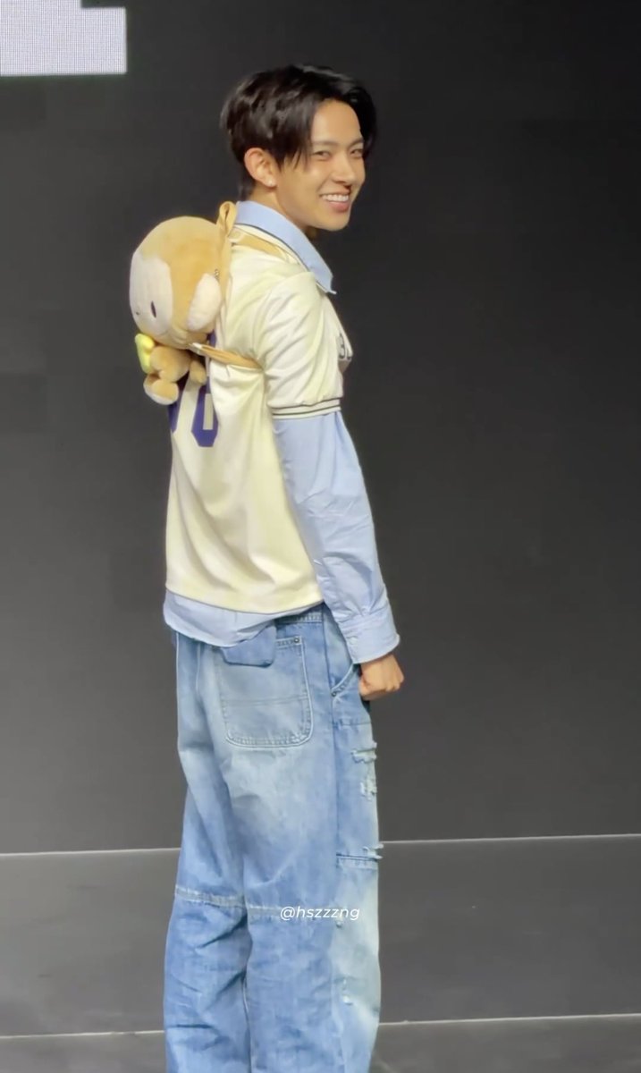 hsngpilled's tweet photo. it’s obviously too small but heeseung still happy as hell 😭 he’s too cute https://t.co/vez7kaBPXt