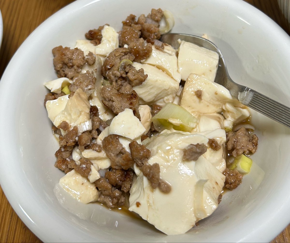 eigazombiechill's tweet photo. 酒徒著『あたらしい家中華』より、肉末蒸豆腐(豚ひき肉の蒸し豆腐)。味付けして炒めた挽き肉を豆腐に載せて蒸す、これだけ。一口食べて「うんまっ！」となった後の写真しかない。蒸した豆腐の食感と、肉から染み出る素朴だけど爆発的な旨味。食べ終わるまでずっと感動してた。週一で食べたい。 https://t.co/sLvnXp6uKT