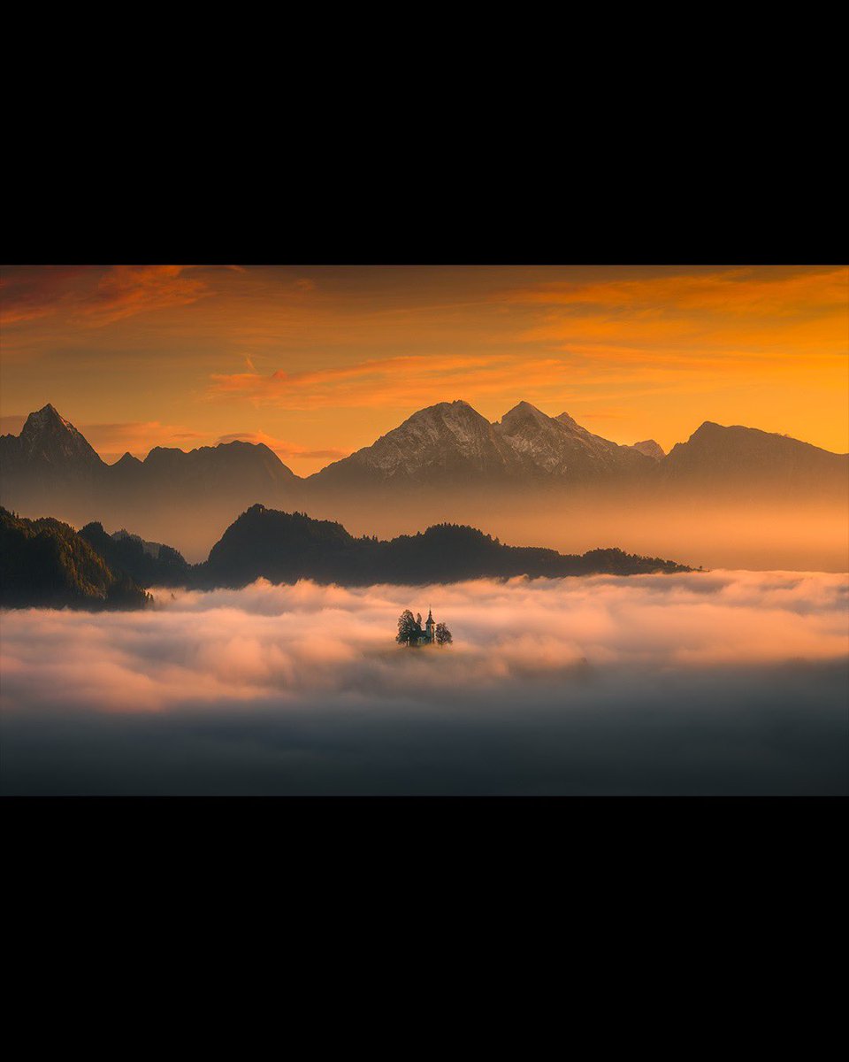 ExploringSlo's tweet photo. Just after sunrise, St. Tomaž Church emerged from the mist, floating quietly between the mountains and the sky. Soft autumn light bathed the valley in warm golden tones, creating a scene that felt almost otherworldly 😍
Photos by 📸 Tomasz Rojek https://t.co/gaRIK4Rijy