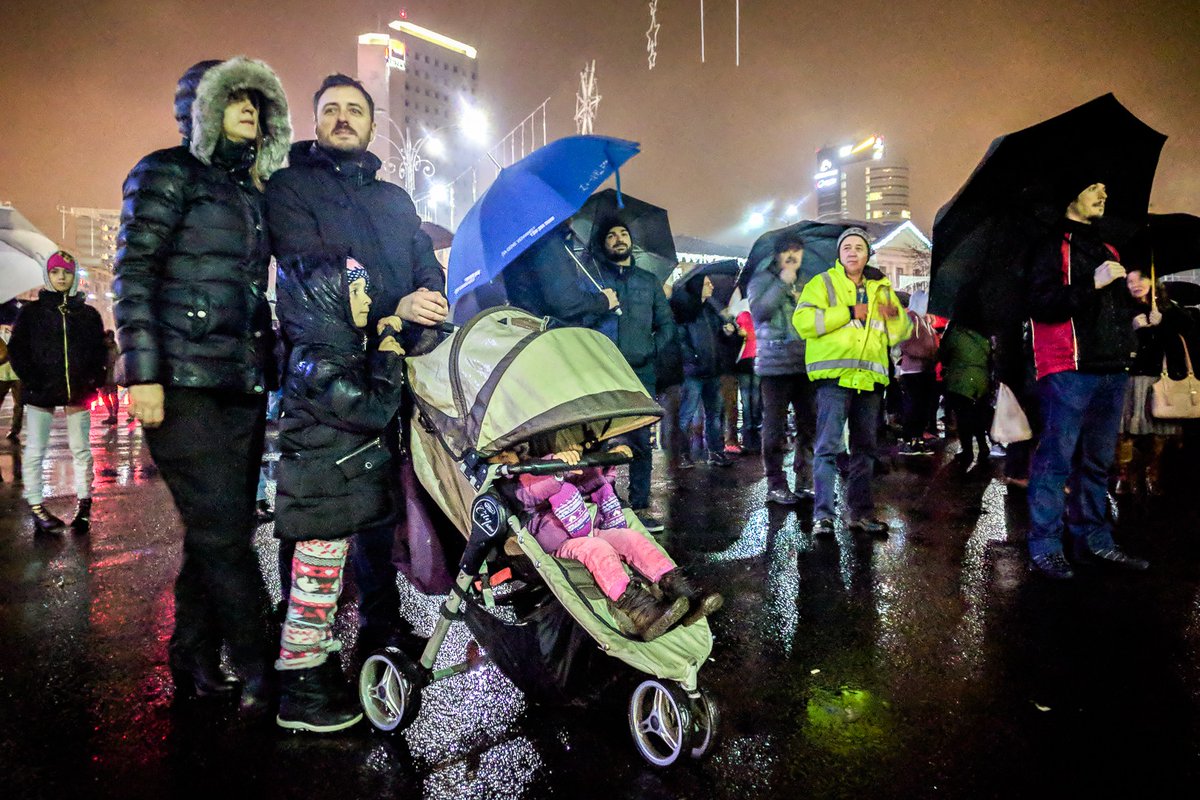 ingerisidemoni's tweet photo. Abuzurile continuă: 32 de amenzi, în valoare totală de aproape 38.000 de lei pentru susținătorii lui Georgescu la Arestul Central. Totodată, a fost sesizată Protecţia Copilului având în vedere că la manifestaţii sunt prezenţi copii. Va las aici câteva imagini de la protestele tefeliste, ați auzit vreodată că protecția Protecţia Copilului să fi fost sesizată?
#FreeGeorgescu