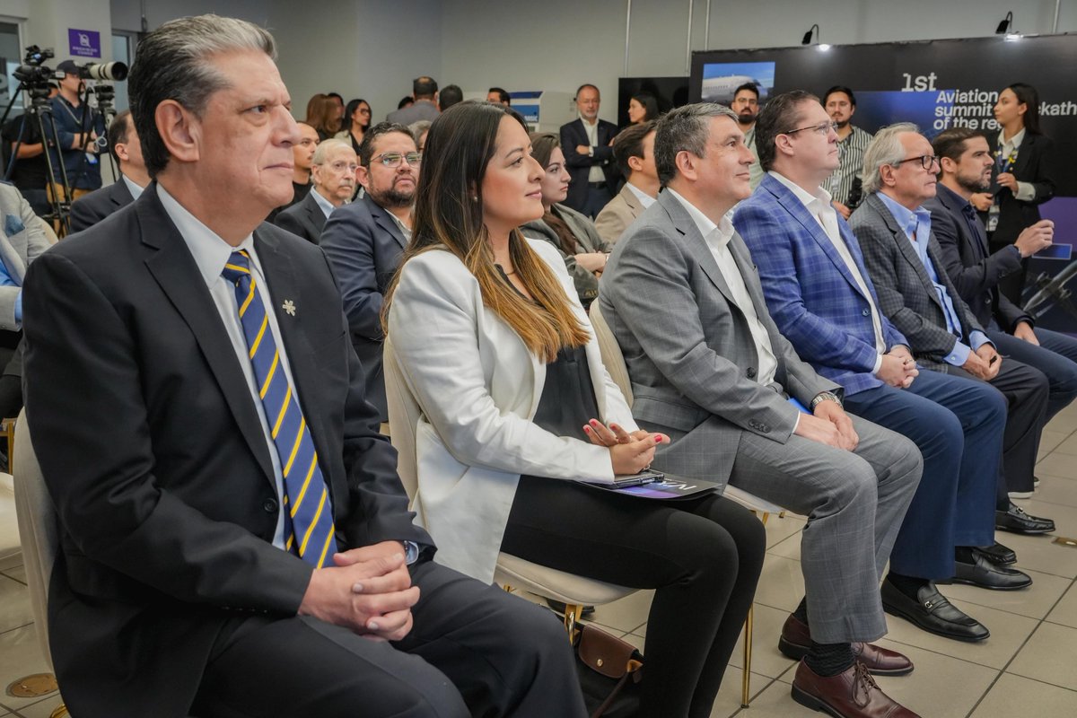 SecPrensaSV's tweet photo. Este jueves realizan el lanzamiento oficial de SKY AI, que se desarrollará el 23 y 24 de enero del 2027, con El Salvador como sede de su primera edición.

El evento contará con un summit y, de manera simultánea, un hackathon reuniendo a líderes del sector aeronáutico, empresas tecnológicas, representantes de la academia y talento multidisciplinario de Latinoamérica.