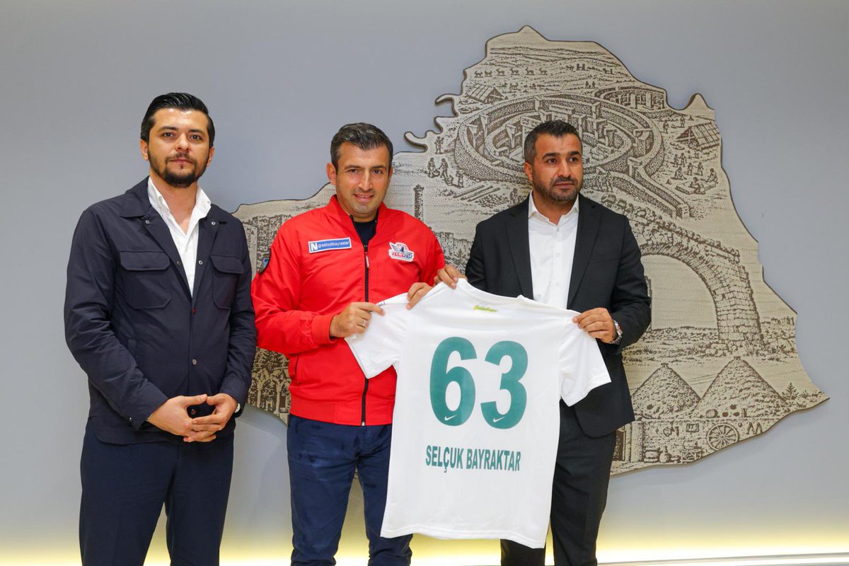 avmugurkorkmaz's tweet photo. Kulüp Başkanımız Hasan Avcı ve ile birlikte, Teknofest Yönetim Kurulu Başkanı Sayın Selçuk Bayraktar’a Şanlıurfaspor formamızı takdim ettik. 

TEKNOFEST’in Şanlıurfa’da düzenlenmesi için desteklerinden ötürü teşekkür ederiz. 

@teknofest 
@Sanliurfaspor https://t.co/P0dDFG6o47