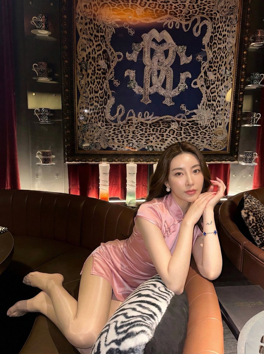 aban7dy's tweet photo. 别盯着我腿看了，再看也不会变长，倒是你那点小心思，已经快从屏幕里溢出来了 https://t.co/wfMWfy5O68