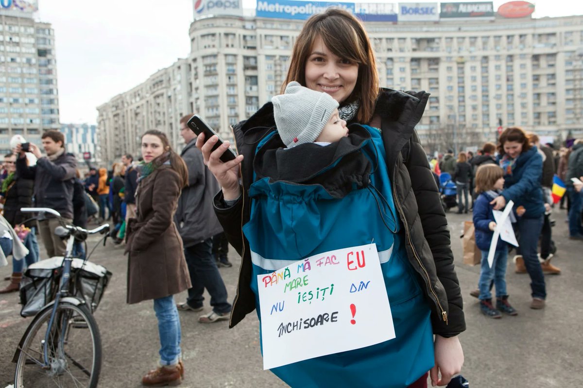 ingerisidemoni's tweet photo. Abuzurile continuă: 32 de amenzi, în valoare totală de aproape 38.000 de lei pentru susținătorii lui Georgescu la Arestul Central. Totodată, a fost sesizată Protecţia Copilului având în vedere că la manifestaţii sunt prezenţi copii. Va las aici câteva imagini de la protestele tefeliste, ați auzit vreodată că protecția Protecţia Copilului să fi fost sesizată?
#FreeGeorgescu