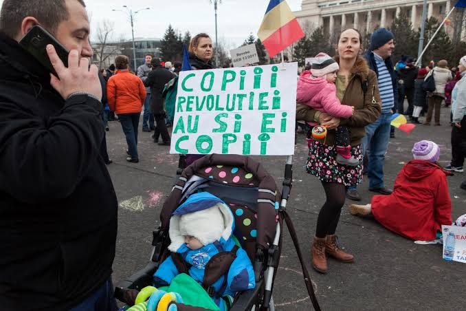 ingerisidemoni's tweet photo. Abuzurile continuă: 32 de amenzi, în valoare totală de aproape 38.000 de lei pentru susținătorii lui Georgescu la Arestul Central. Totodată, a fost sesizată Protecţia Copilului având în vedere că la manifestaţii sunt prezenţi copii. Va las aici câteva imagini de la protestele tefeliste, ați auzit vreodată că protecția Protecţia Copilului să fi fost sesizată?
#FreeGeorgescu