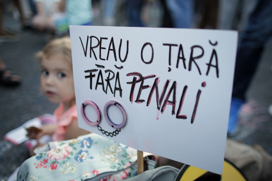 ingerisidemoni's tweet photo. Abuzurile continuă: 32 de amenzi, în valoare totală de aproape 38.000 de lei pentru susținătorii lui Georgescu la Arestul Central. Totodată, a fost sesizată Protecţia Copilului având în vedere că la manifestaţii sunt prezenţi copii. Va las aici câteva imagini de la protestele tefeliste, ați auzit vreodată că protecția Protecţia Copilului să fi fost sesizată?
#FreeGeorgescu