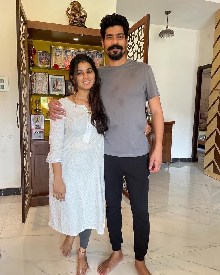 Cinema8Maniac's tweet photo. Deiva Thirumagal movie Anushka assistant Priya, an underrated cutie, stopped acting and married Mark Antony producer Vinod. Now she is the mother of 2. https://t.co/MDn9gZQ6W3
