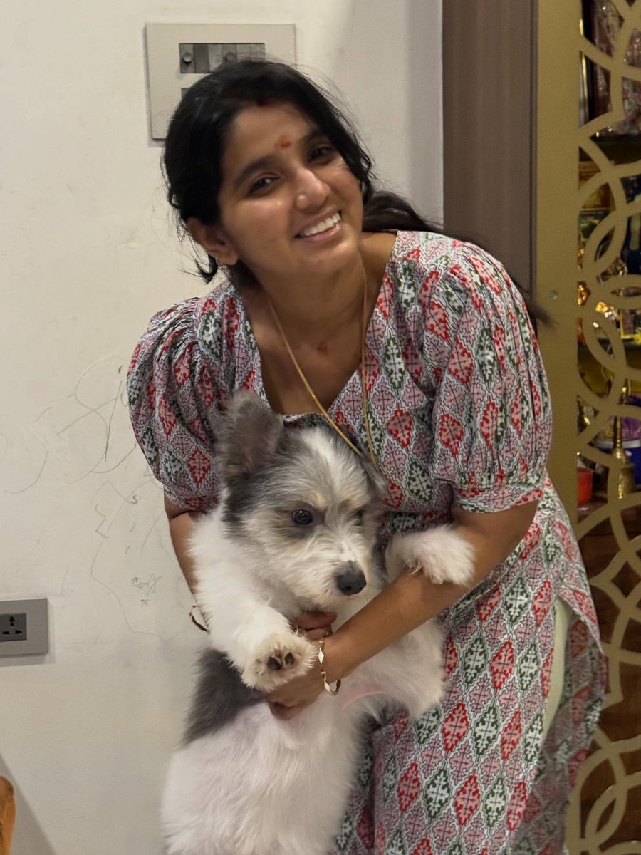 Cinema8Maniac's tweet photo. Deiva Thirumagal movie Anushka assistant Priya, an underrated cutie, stopped acting and married Mark Antony producer Vinod. Now she is the mother of 2. https://t.co/MDn9gZQ6W3